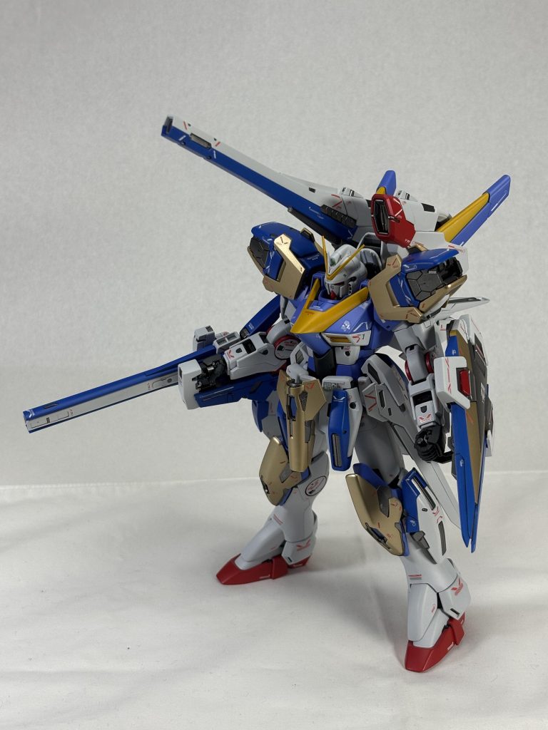 ホワイトは 2色、ブルーは本体と追加装甲で色を変えてます。