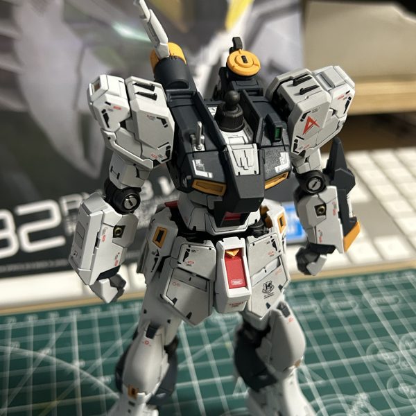 ハンドパーツのボールジョイントとは別に、手首部分に稼働パーツが設けられているのでビームライフルを持ったポージングもやりやすそうです。（2枚目）