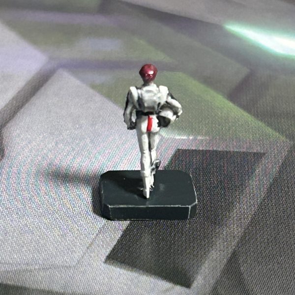 両脇、足首部分がプラで埋まっていたので、デザインナイフで除去しました。（3枚目）