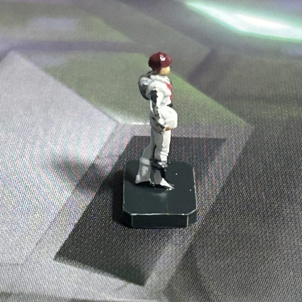 両脇、足首部分がプラで埋まっていたので、デザインナイフで除去しました。（2枚目）