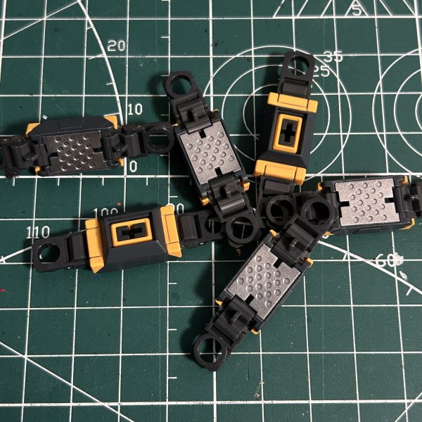 武器の作成も終わり、νガンダムの最後の山場、フィンファンネル作成がついにきてしまいました。6個同じものを作るのが精神的にダレてきちゃうので、気の緩みからの失敗を注意しつつ作っていこうと思います。（2枚目）