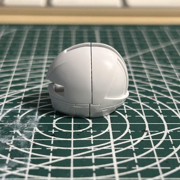 側頭部に合わせ目がガッツリでてしまうのでその部分を消しつつ、後頭部のモールドラインを張り合わせ箇所に変更しました。精密鋸で上手く切り離せたのでよかったです。いったんサフ吹きまで作業終了。（2枚目）