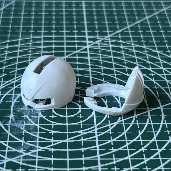 側頭部に合わせ目がガッツリでてしまうのでその部分を消しつつ、後頭部のモールドラインを張り合わせ箇所に変更しました。精密鋸で上手く切り離せたのでよかったです。いったんサフ吹きまで作業終了。（4枚目）