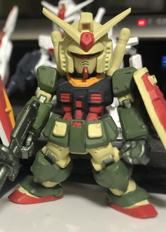 劇場版ポスターをイメージした大河原カラーのガンダムです 目の下の赤が半分無い!って塗ってる内にキャスバルガンダムになりました…さて、コンバージの特徴として基本ポージングは「どーん!」です