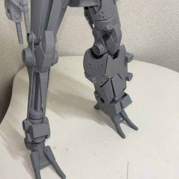 久しぶりの投稿ですね！ようやく装甲の出力ができました！装甲は磁石でかろうじて付いているのですがまだまだ補強が必要な状態です。保持力が安定したら右側の装甲も3Dプリンタで出力していきたいと思います♪（6枚目）