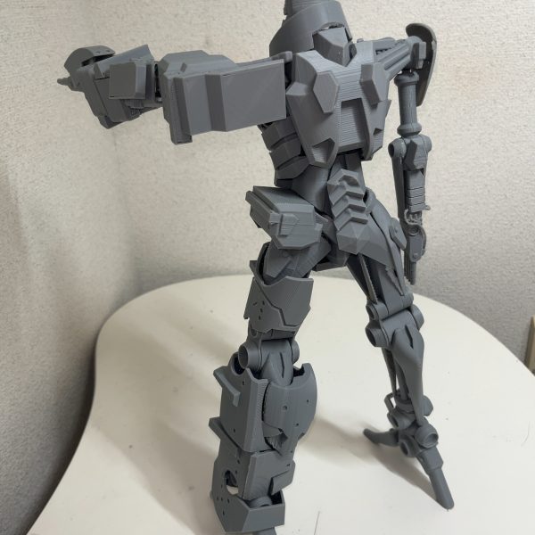 久しぶりの投稿ですね！ようやく装甲の出力ができました！装甲は磁石でかろうじて付いているのですがまだまだ補強が必要な状態です。保持力が安定したら右側の装甲も3Dプリンタで出力していきたいと思います♪（3枚目）