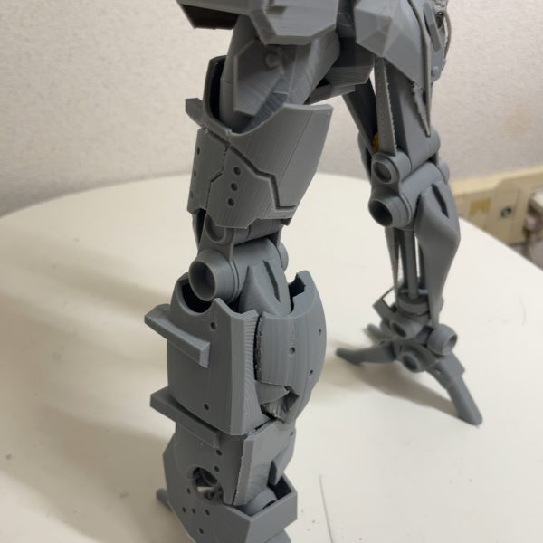 久しぶりの投稿ですね！ようやく装甲の出力ができました！装甲は磁石でかろうじて付いているのですがまだまだ補強が必要な状態です。保持力が安定したら右側の装甲も3Dプリンタで出力していきたいと思います♪（7枚目）