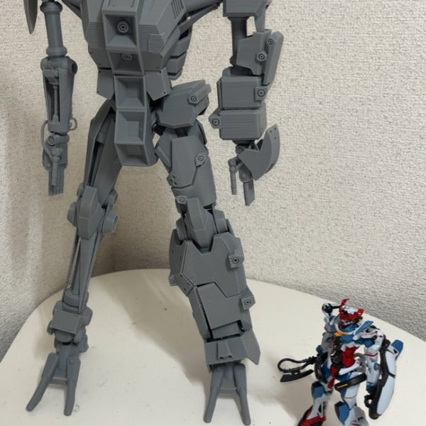 久しぶりの投稿ですね！ようやく装甲の出力ができました！装甲は磁石でかろうじて付いているのですがまだまだ補強が必要な状態です。保持力が安定したら右側の装甲も3Dプリンタで出力していきたいと思います♪（2枚目）