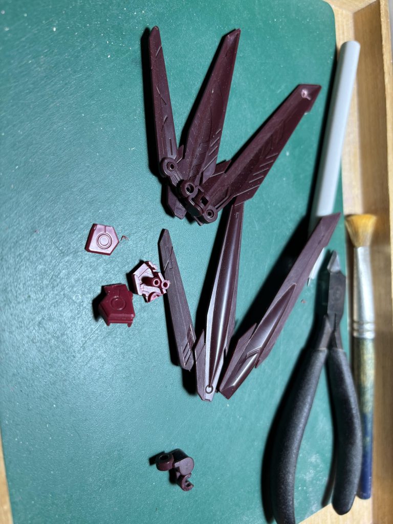 ▲羽が簡単に作れた！　の一枚です　これをきっかけに組み換えを決心しました　あんまり詳しい設定は考えてませんが　たしか壊れては修理と改良を繰り返して使っている機体という設定だったので　そのサイクルの中でこんな形態もあったりして　くらいの想像で作ってました　