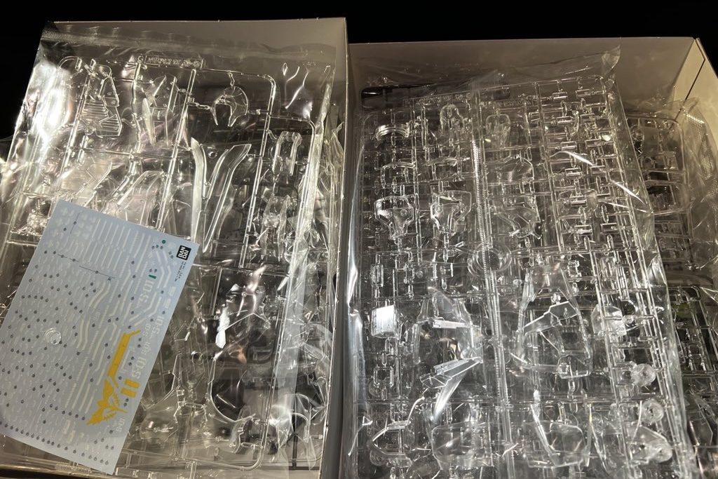 キットの外装は全てクリアであるにもかかわらず、完成予定では殆どが黒一色で部分的にスモーククリアを入れるつもりのため、外装のほぼ全てに対して塗装を施しました。