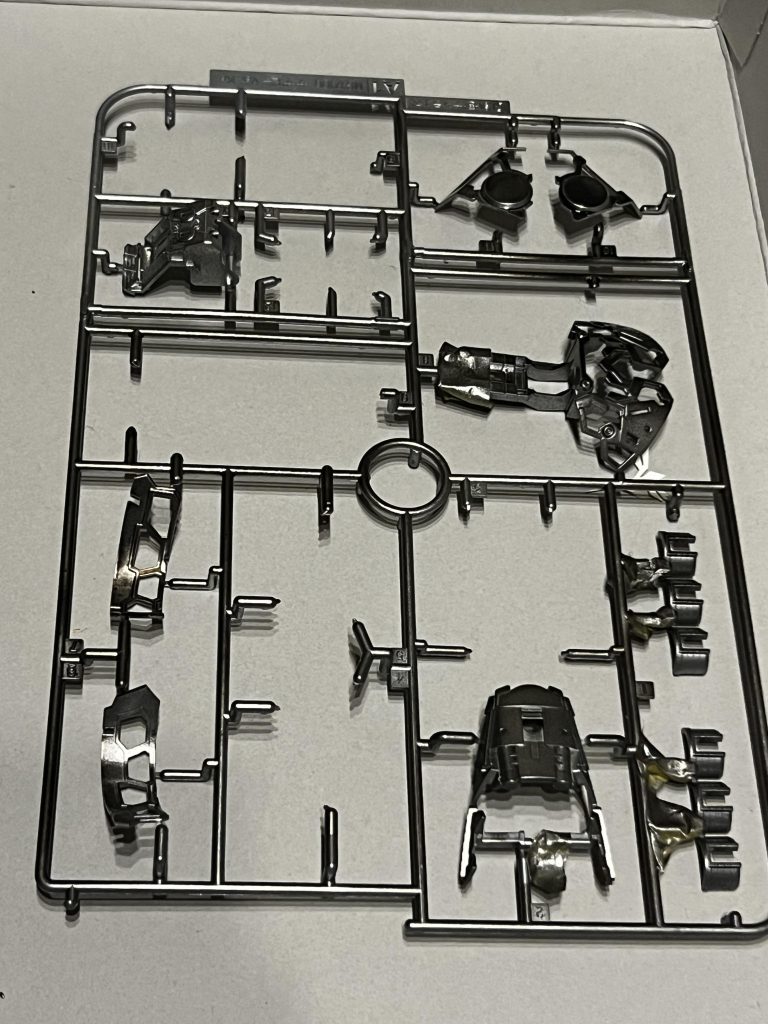 また、元キットのトラス部分や内部フレームの一部にシルバー成形パーツがあります。これは全てメッキ調の塗装を行い、その上よりスモークを吹き付けることで、黒メッキ風の表現ができました。