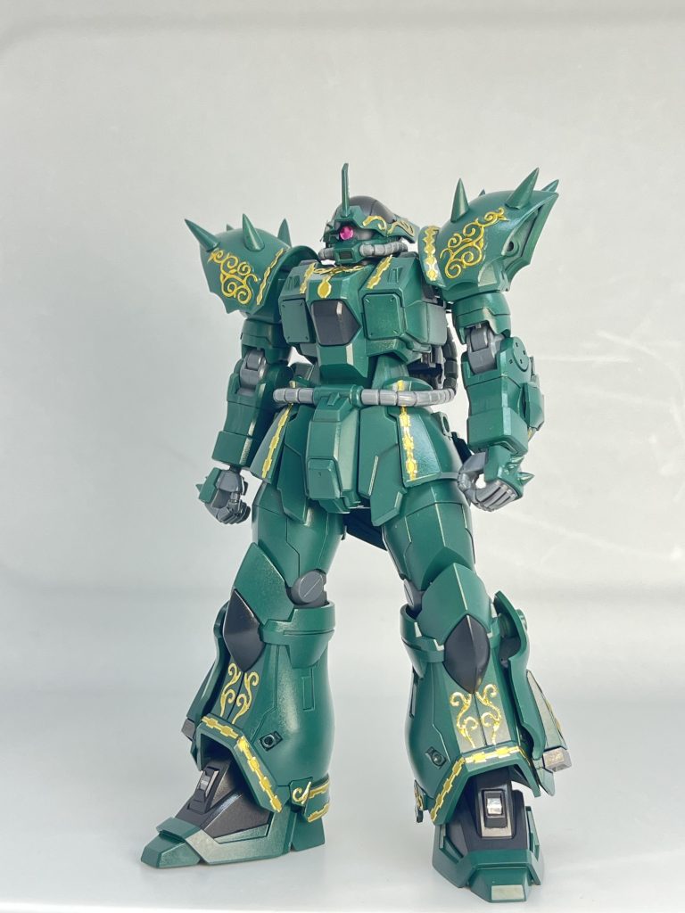 イフリート･ナハトをベースに一部加工、カラーリング変更、エングレービングシールを貼りました。肩アーマーのスパイクを一部紛失してしまったのでプラ剤、接着剤で埋めました。