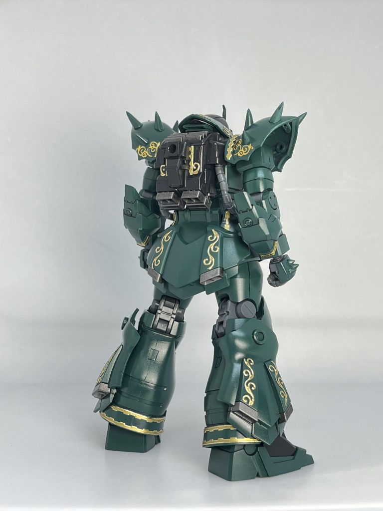 ドズルザクのデザイン･カラーリングを参考。手の甲にスパイクを追加、前腕の装甲はフレームアームズ･ガールのドゥルガーの物を使用。