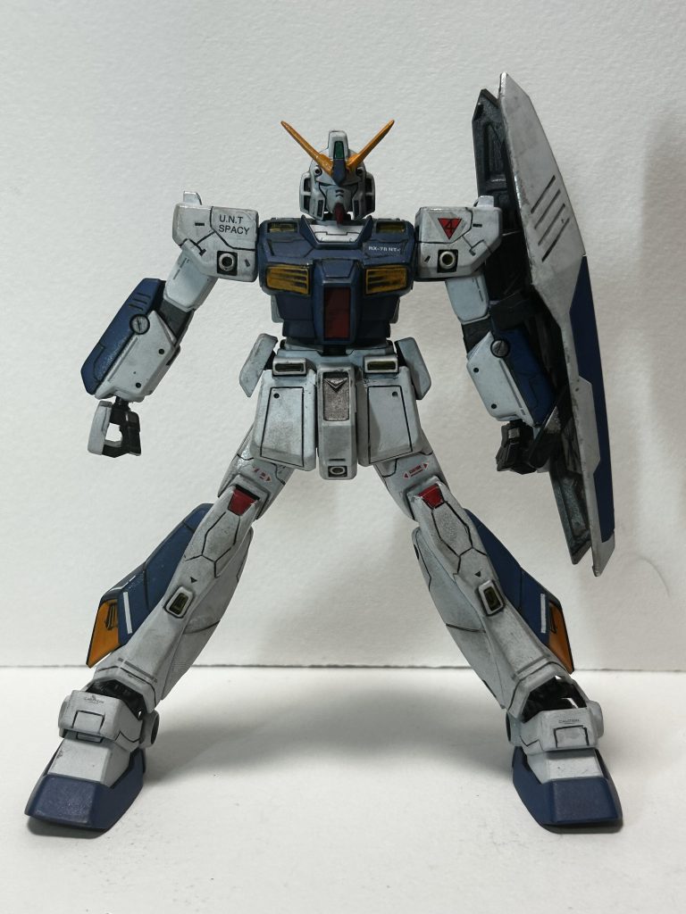 キットについていたマーキングシールの他に、水転写式デカールを使ったり、軽い筋彫り、胸部にプラ板をはって立体感をだしたりと、やりたいこと全部しました。