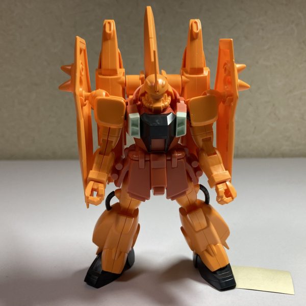 新年あけましておめでとうございます。2026年はジャンク品からスタートします。どうやらこれ、HGではなくコレクションシリーズというやつで、2005年頃に400〜500円ぐらいで販売されていたもの。要はSEED版旧キット。間接なんて全く動きません。ブレイズザクファントムのハイネ専用機だという事はわかったので、ほぼ無改造で全塗装をする予定でいきます。（2枚目）