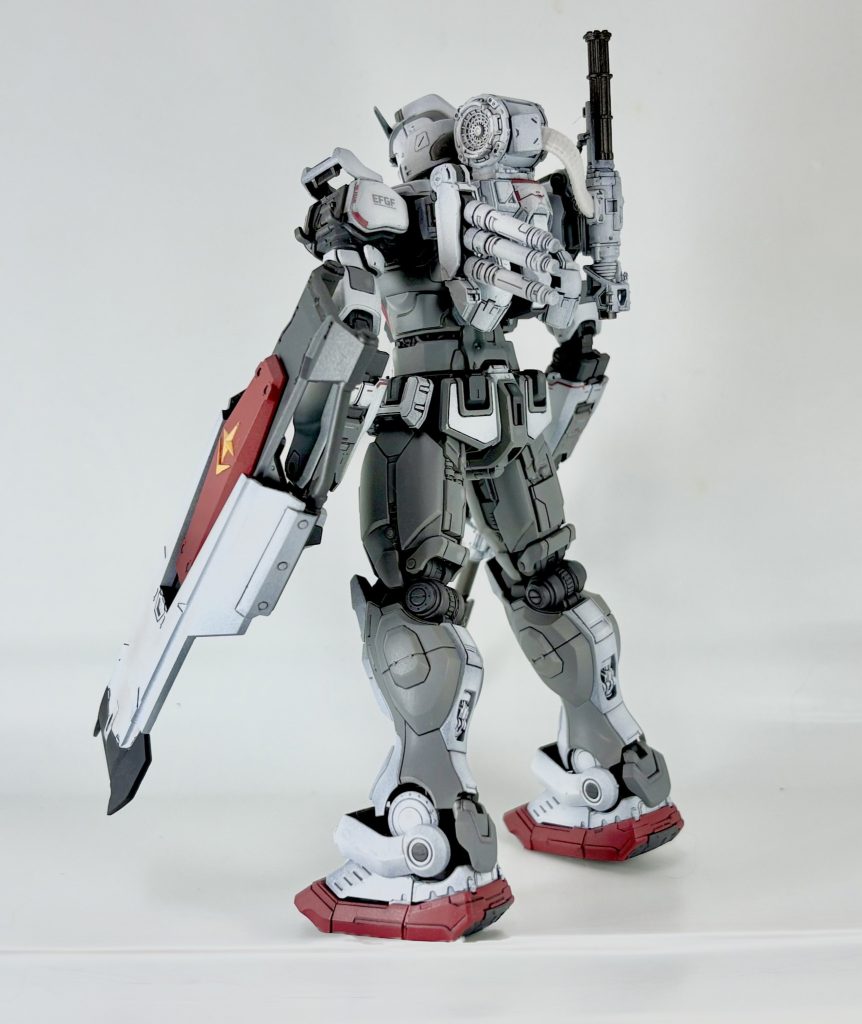 緻密なディテールを活かすため、黒立ち上げで下地の黒から白を重ねていくことで、パネルラインやモールドに自然な陰影がつき圧倒的な密度感が出ました。塗るだけでここまで化けるのはこのキットのポテンシャルの高さですね。&nbsp;