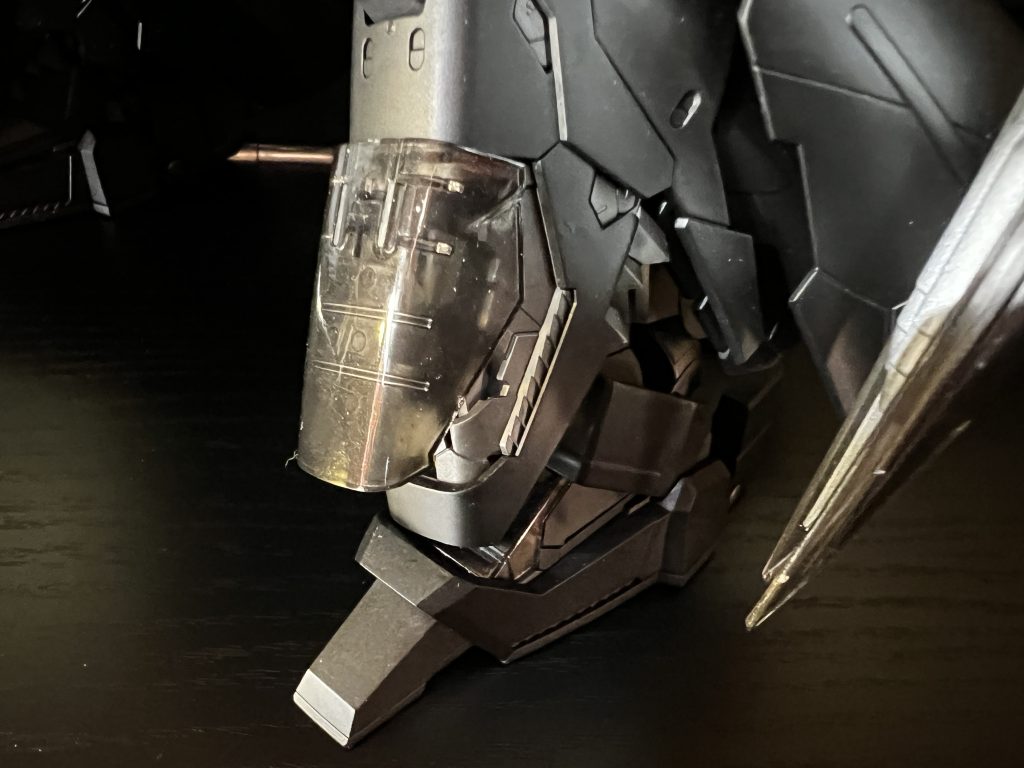 各部のディテールにスモーク（クリア）を追加することで内部フレームが見えて、メンテナンスハッチの開口がなくとも情報量が満載です。