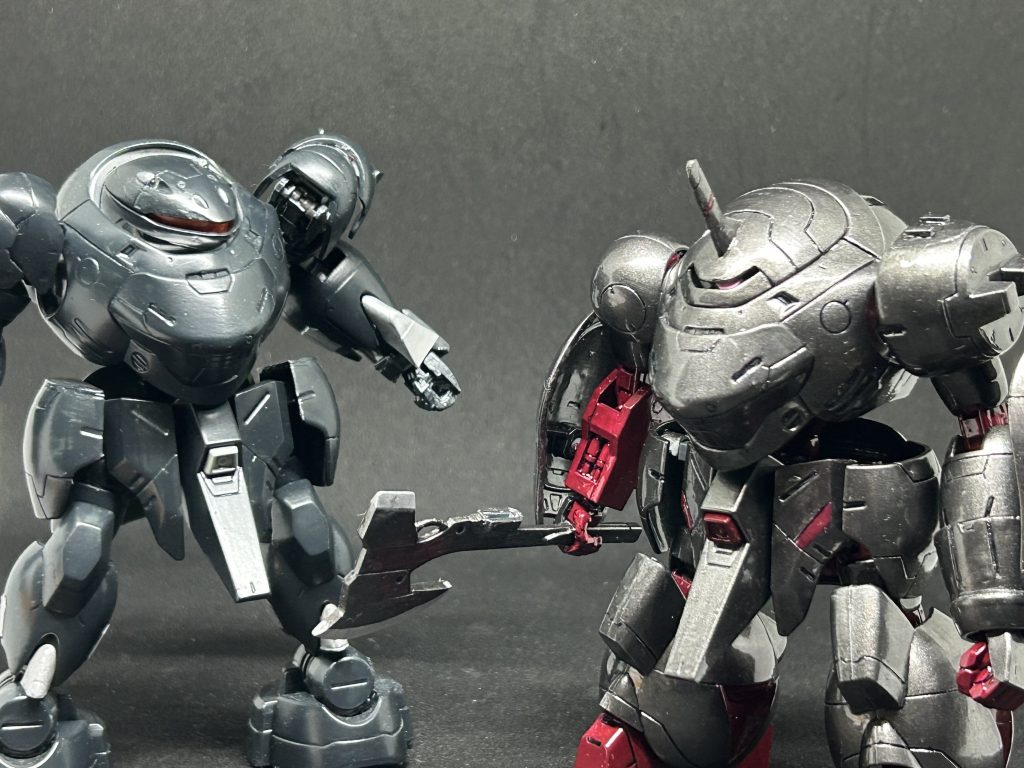 前回のアイアンロディと並べました。今回のカラーはまたまた某機械生命体から選びました、名前も斧、腕巨大化、カラーから「コングロディ」にしました。