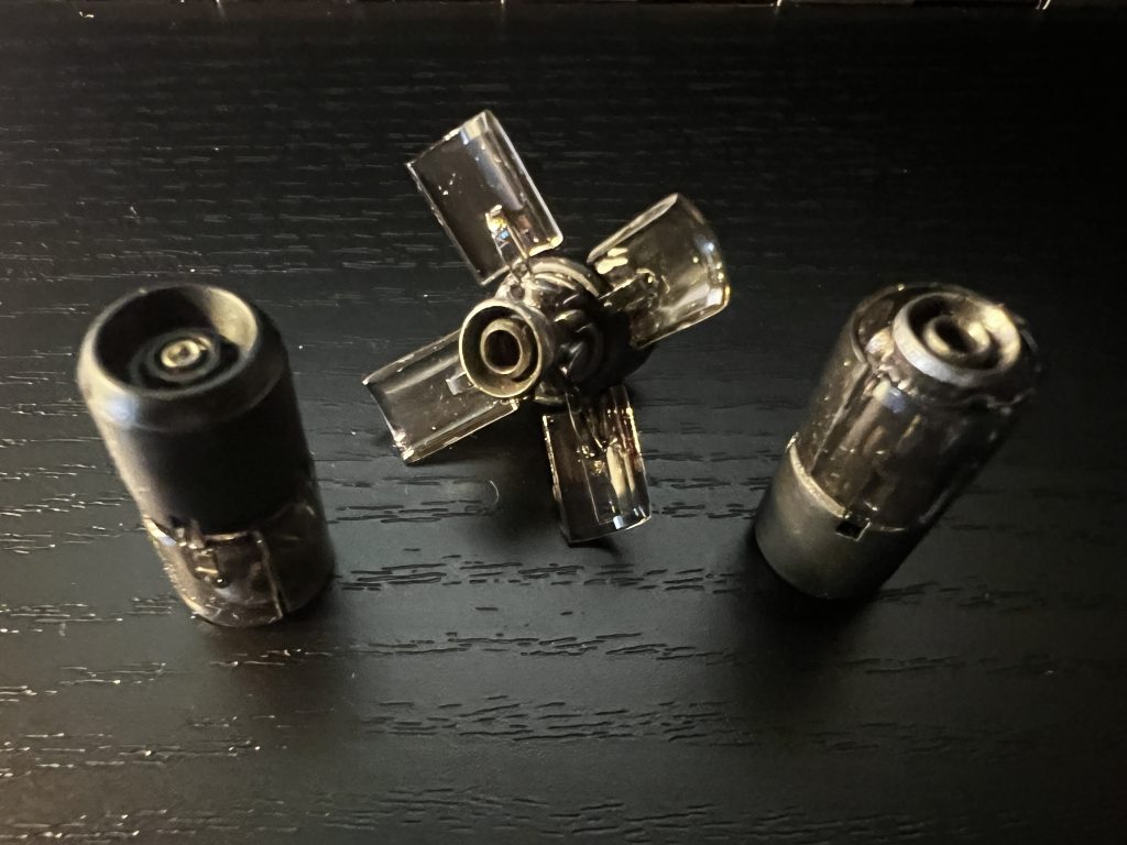 ファンネル部分の制作にもこだわりました。開閉パネルはスモークにし、外装を黒にすることでカッコよく仕上がりました。