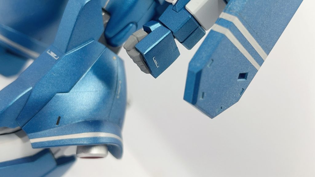 シールドと裾にシルバーのラインを入れてみました。