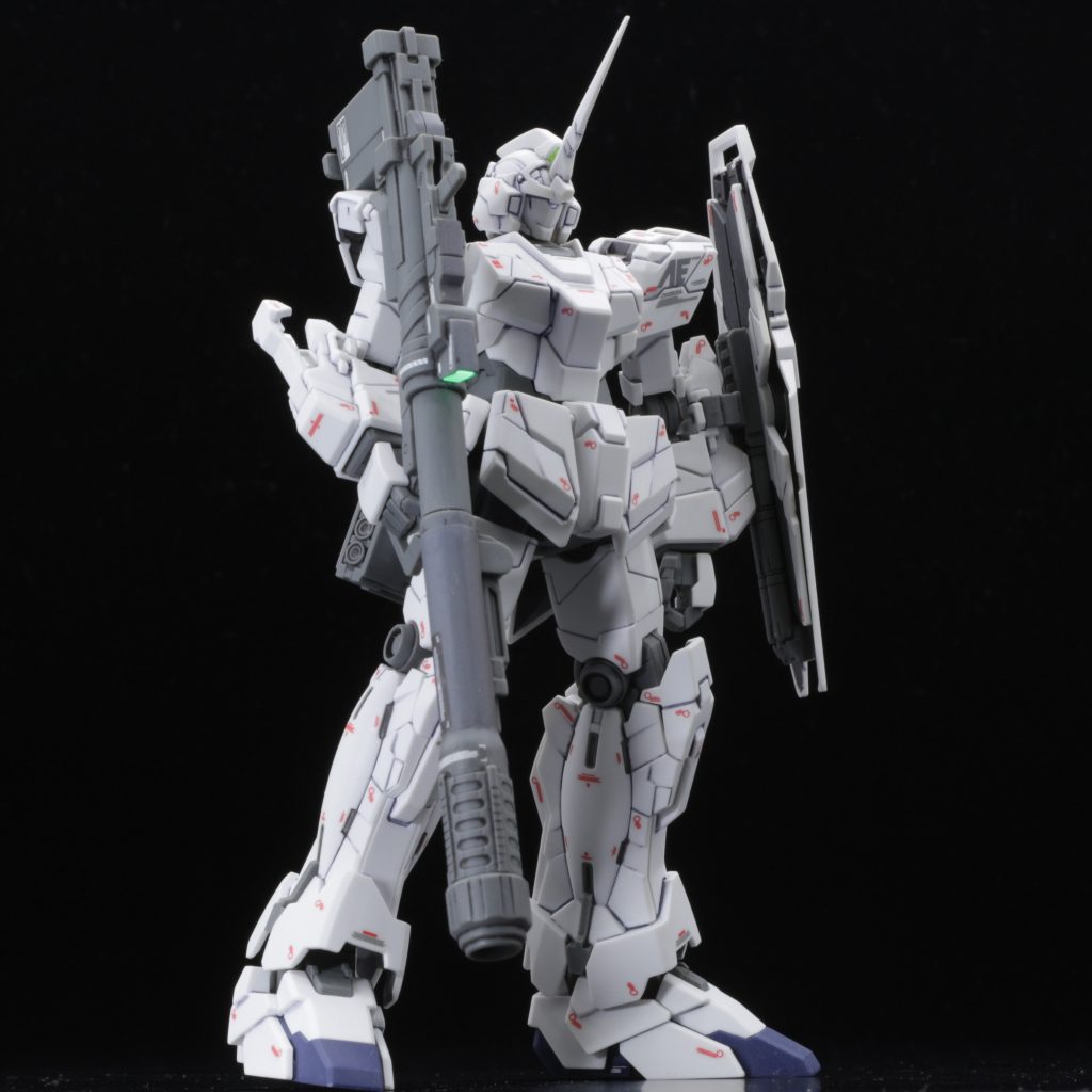 頭部のセンサーやバズーカのセンサー部にはクリア蛍光パーツをほかのキットのランナーから作って埋め込んでいます。