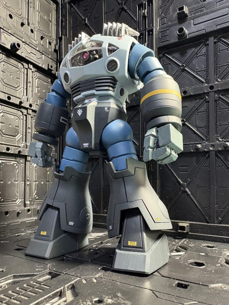 プレバンのジャブロー戦線仕様ですが、手足のグリーンの色使いが嫌だったので塗り替えました。