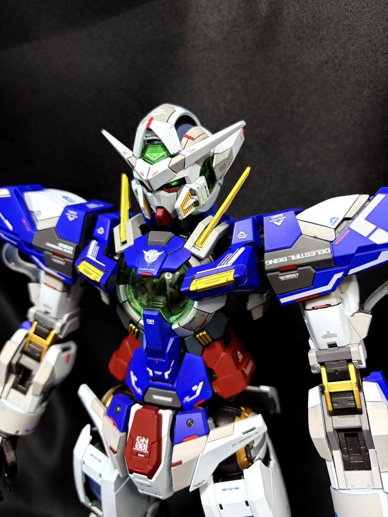 改造は胸部周辺をプラ板とパテで盛り、スジボリを追加してレッドチップ、ゴールドチップを貼り、全塗装の後社外品を含めたデカールを貼り、スーパースムースクリアをの後、タミヤモデリングワックスで塗膜を保護しました！