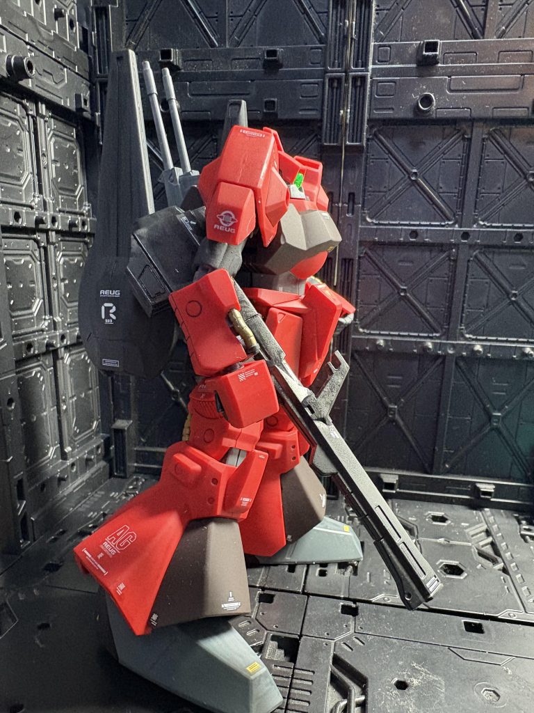 左肩と右バインダーには30mm用デカールの「R」マークを使いました。この30mmのデカールは案外重宝しています。