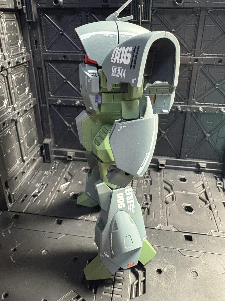 変形させると塗装がハゲそうで怖い…。