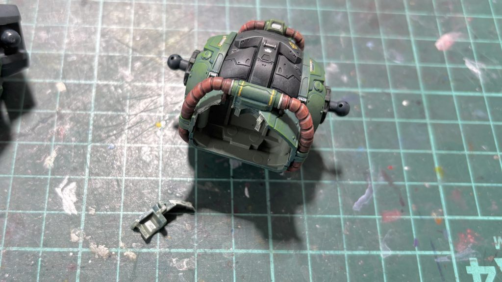 何故か最後の組み立て時には、腰フレームが破損しました。