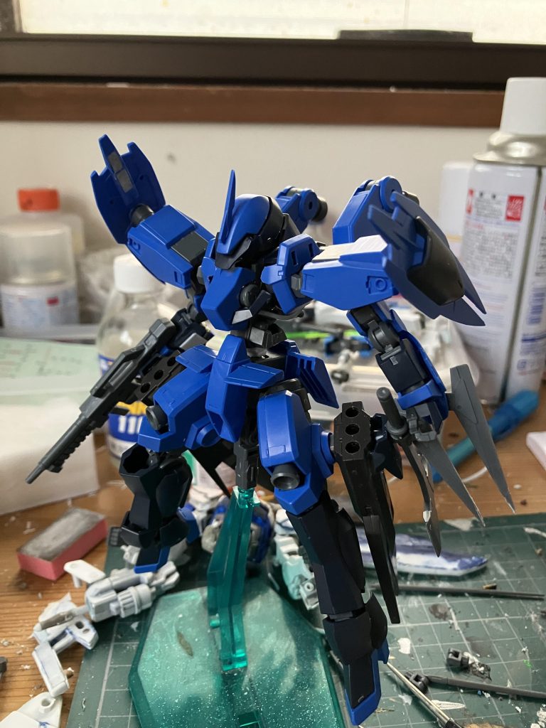 塗装前。今回は「ここにこんな装備付けてたらカッコいいかな？」と思いながら改造しました。ちなみに、改造中に一番最初に取り付けたのはダインスレイヴです。ライフルは元々付いていたマガジンを外して、代わりに小さいマガジンを付けました。バレルも短くしてよりコンパクトに。足についていたスラスターは肩のバーニアに軸を作って接続しています。また、背面のバーニアには羽を付けてちょっとバエルっぽくしようとしました。