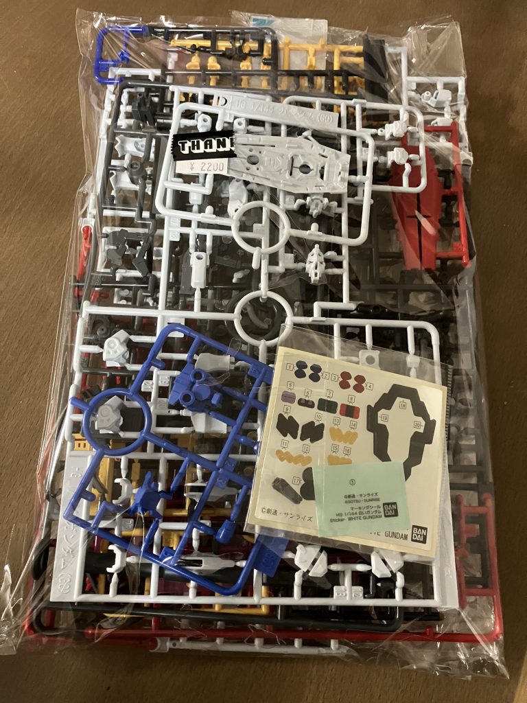 作品名：中古ショップにて<p>GQ白いガンダム売ってたけど、売り払った人は何故この状態で売ったのだ？比較的新しいキットなのに</p>
