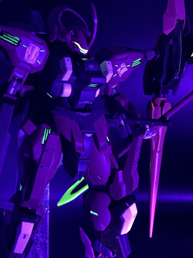 全身緑発光(意志拡張AI)を増設、UVライトに反応、元からある肩のシールも蛍光塗料で塗り直しました。