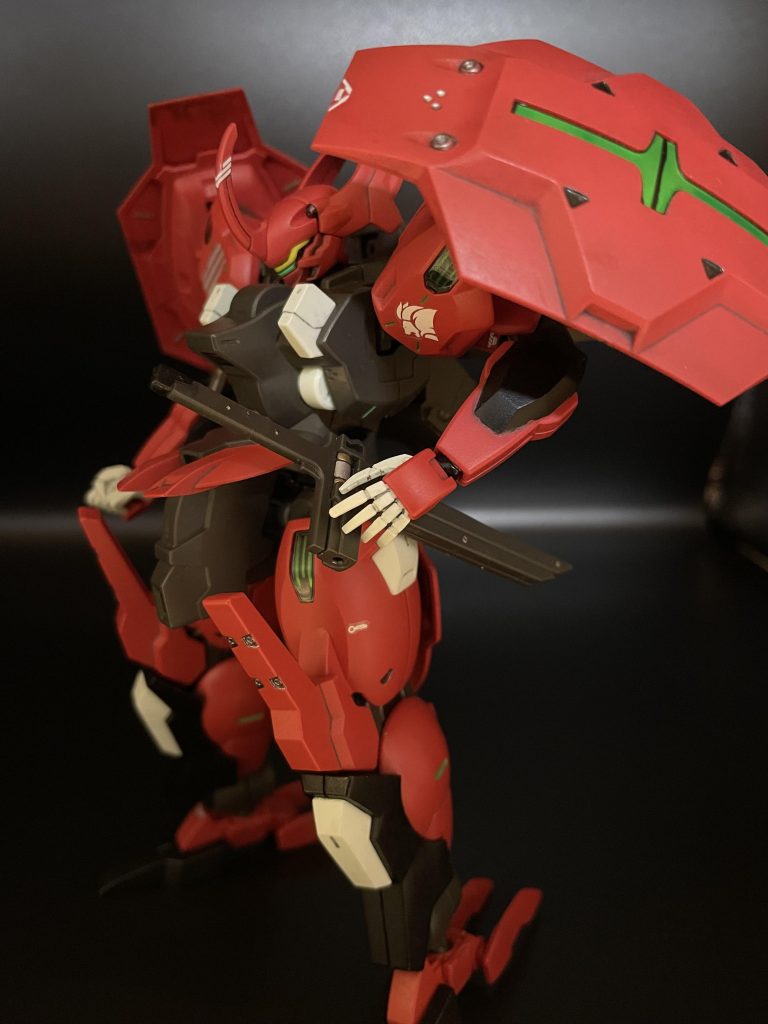 ガンブレイドは納刀状態では腰へマウントもできます。