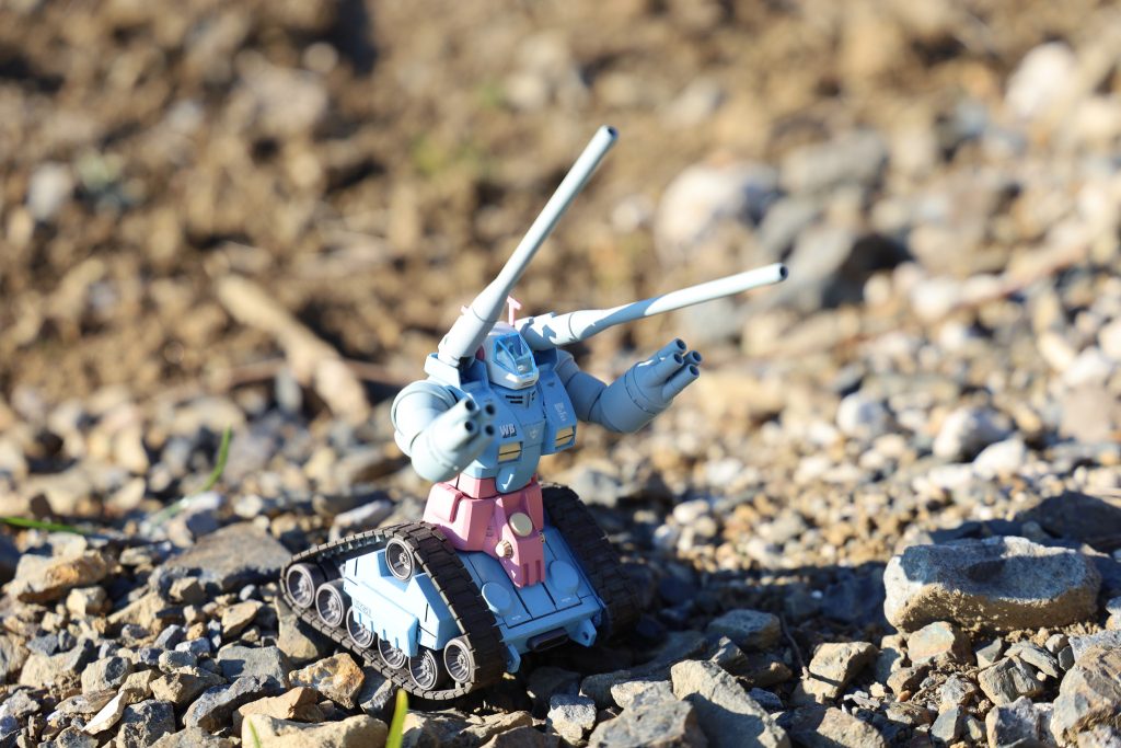 瓦礫で迎撃するガンタンク