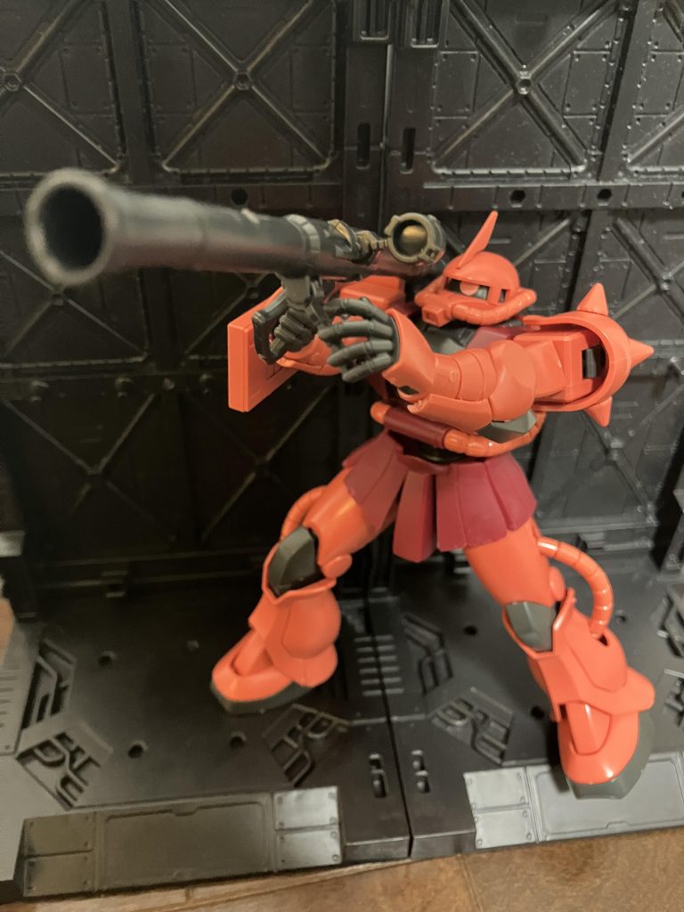 ザクマシンガンとザクバズーカも付属します。スコープ部分も塗ろうと思っていましたが、いい塗料がなく断念。