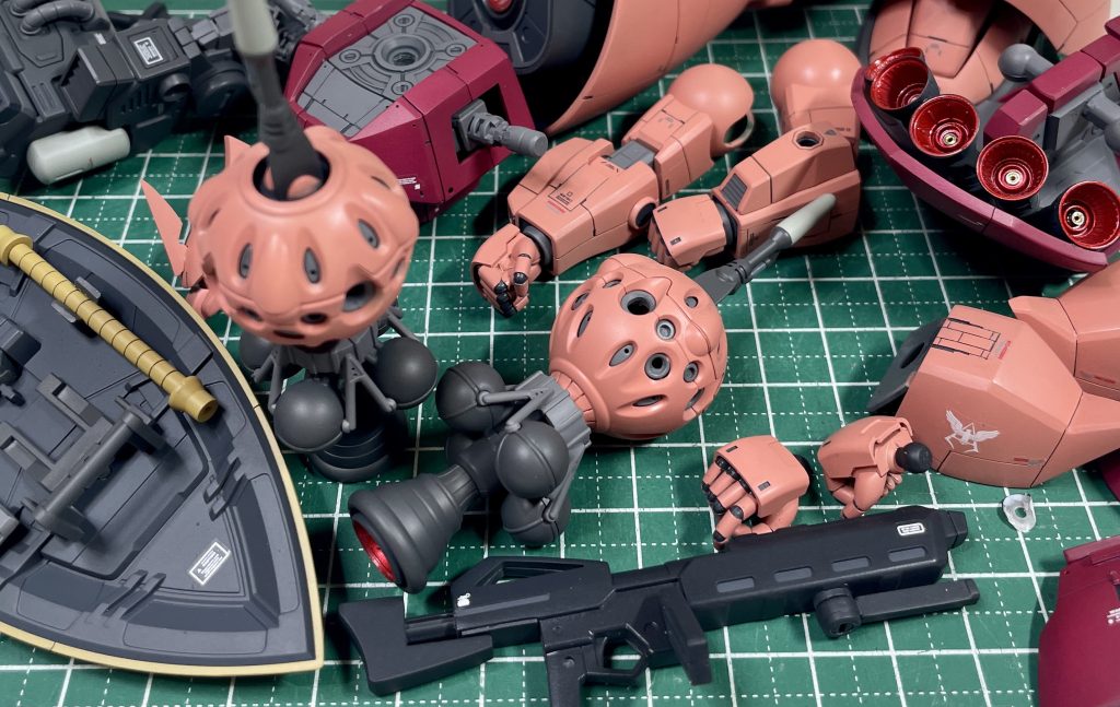 ◎製作詳細◎頭部・小型化するために 左右に分割後 幅詰め加工・同目的で、各面を削り込み・上記により モノアイ可動部を新規作成・アンテナのシャープ化&nbsp;◎胴体・首軸を短縮加工・重心を下げるため襟元を一段さげました。・胸下部のダクトのC面が目障りな為、カットして胸部で上下幅詰め・胸を3分割して 左右幅詰め・腰で延長加工・腰を3分割して 左右幅詰め・腰上部のダクト周りは 削り込んでC面を削除しシャープに。・股間中央にエッジを製作・股間ブロックを作成・スカートのデザインが嫌いな為、サイドアーマー箇所を らしく加工・リアアーマーに ライフルラックを製作。ネオジム接続のため、通常に戻せます。&nbsp;◎腕部・肩を分割して小型化・肩のダクトを新規作成・胴体に近づける為、肩軸を短縮加工・同目的で、肩軸の位置変更・同目的で、肩フレームの内側を削り込み・球状部位の合わせ目処理・肘を加工し 可動域の拡大・肘フレームが大きく感じた為、下部に 外装パーツを製作・手首にフレームを製作し接続隠し・ハンドパーツは3Dプリント品に変更&nbsp;◎足部・股関節軸の幅増し・股関節軸を前方へ移動・ポージングの邪魔でしか無い為、股関節の左右の回転は固定・太腿前面を幅増し・太腿後方に追加外装・膝の黒いパーツはエッジ加工・膝関節を延長加工・膝の延長箇所に 丸モールドを製作・膝の蛇腹デザインは 他MSと整合性を持たせる為、プラ材でフレームデザインに加工・膝下外装を幅増し・足首で延長加工・ポージングに合わせられるように、足の甲に小さな左右可動軸を設置&nbsp;◎バックパック・キットの接続部を流用してある為、通常にも戻せますが、オリジナル解釈で ゲルググキャノンのバックパックを改造し 設置・ビットは 銃口と機部を加工し シャープに・ビット内側にバーニアを配置・ビットラックは 設置の変更 および 多少可動します。&nbsp;◎他・シールドのジオンマークはビルダーズパーツを薄く加工し設置・シールド裏に ネオジム接続による ライフルラックを製作・シールドの穴内部に スリットを製作・シールド裏にジャンクパーツでディテールを追加・ライフル内部にネオジムを配置・ビームマシンガンを製作。リアアーマーに接続できます。・ビームバズーカは HGUCドムより拝借。・ハンドパーツは ライフルも持たせる事ができますが、プリント製の為 弾性がなく 非推奨・各バーニアは市販品に変更・バーニアをシャープに加工し、中央にメタルパーツを配置