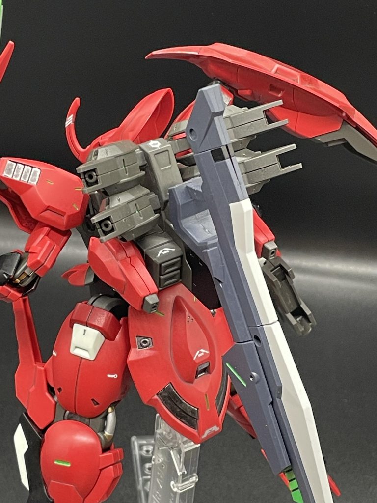 エランの追加装備は未塗装でも馴染む、背中のバックパックにぴったりフィット。初期の赤い手(イーシュヴァラ)と合わせてネオジムで固定しています。