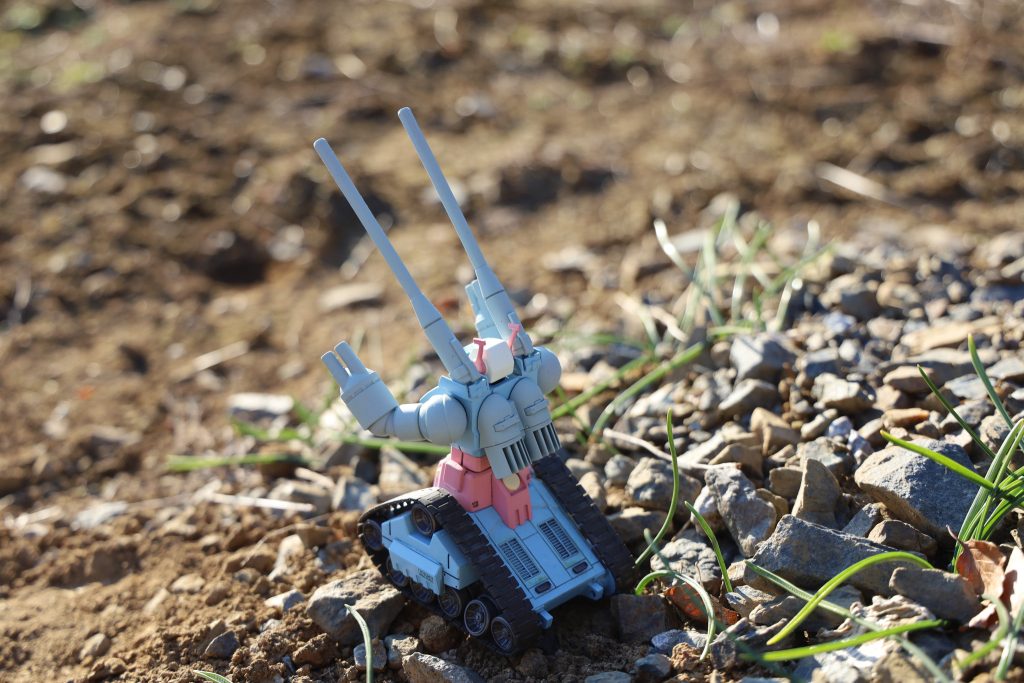 後方から援護するガンタンク