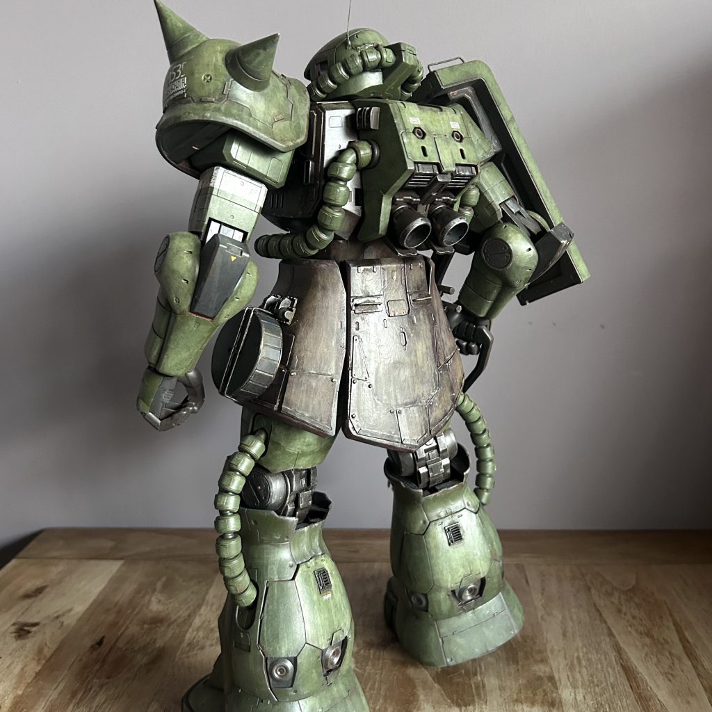 左腰部に予備マガジンを