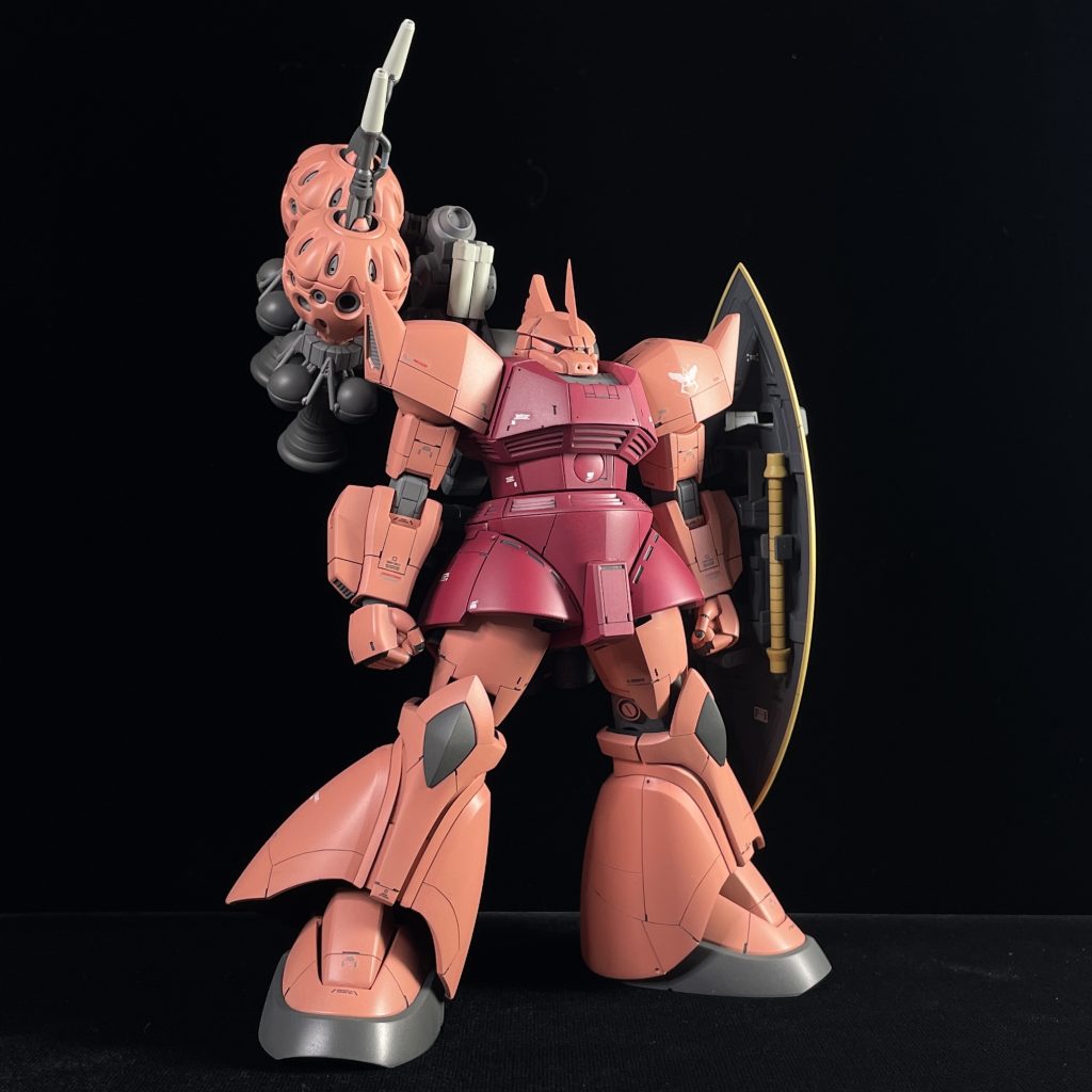 久々の投稿です、、組んだ感想、違和感が全身に漂うキット。複雑なデザインで バランスの難しい機体だとは思いますが、他のジオンMSと比べると 残念です。個人によって抱くイメージは違うと思いますが、今回は 逆Aラインの しっかりした体型を目指して製作しまた。オリジナル解釈として、、開発時期に恵まれて ビットを搭載されたNT専用機体、、シャア専用機の本来 こうであって欲しい願望をアレンジとして加えています。