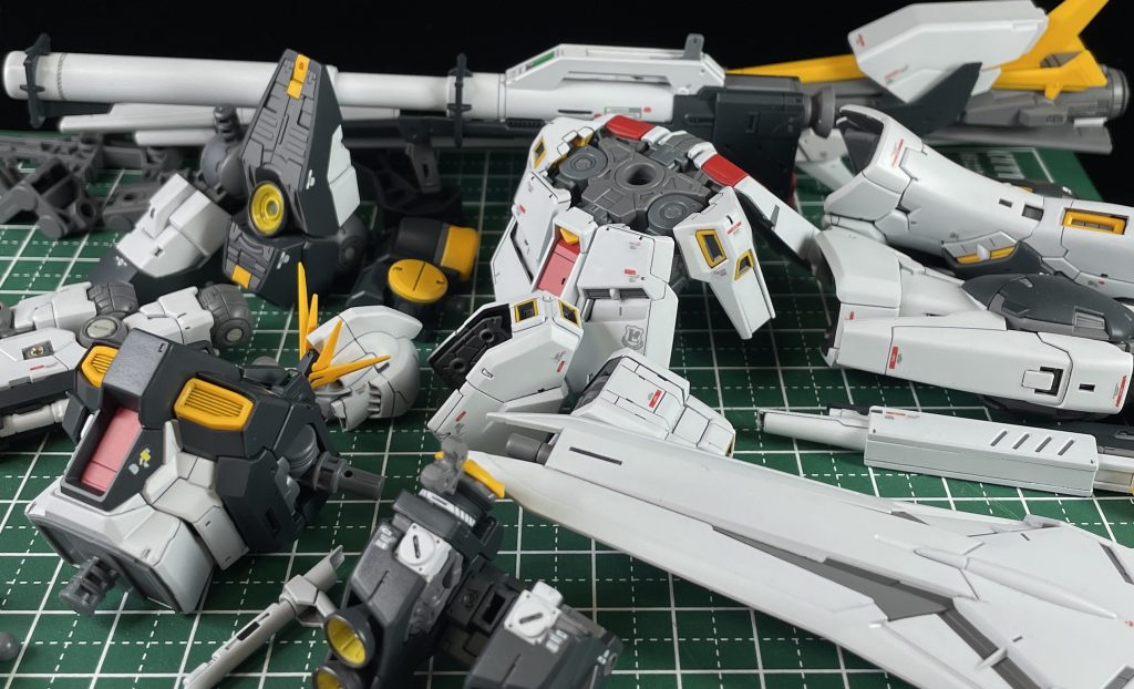 さすがのRGで、すごく良いキット。パーツが多いのが大変やけど 笑好きな機体なので、自分が上手く作れるようになったらやろうと思ってましたけど、、そろそろ伸びしろも無く 自分の限界が来てるので 製作しました♪アレンジいろいろなキットですが、HGUCνガンダムの改修作品 をイメージして 少しディテールダウン。一部、EGとのミキシングも利用し 自分の脳内νガンダムになるように、、なったのかな？w