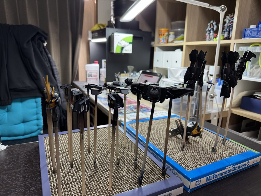 ●使用塗料黒1:ダークブルーイッシュパープル+Exブラック黒2:フロストマットブラック+Exブラック関節:メカサフsuper heavyゴールド:プレミアムブリアンゴールド+クリアーオレンジサイコフレーム:プレミアムチタンシルバー+クリアーオレンジバーニア:スターブライトアイアンコート:スーパースムースクリアー艶消し