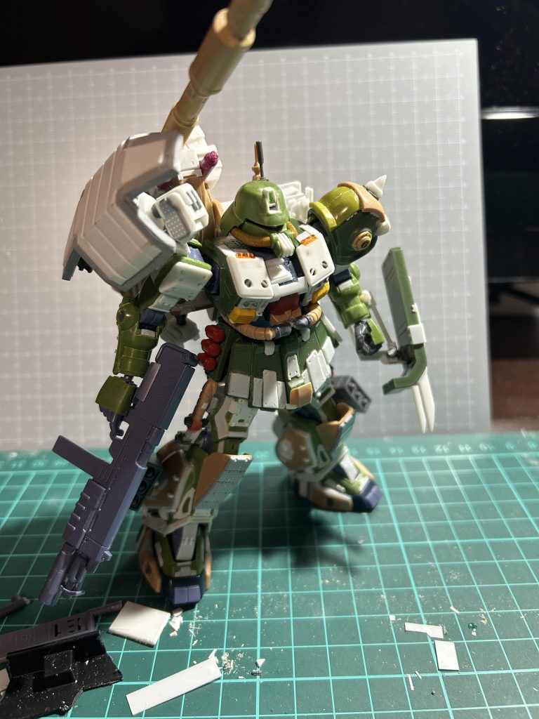 できるだけザクキャノンのパーツを使いましたが、結局プラ板で覆われてしまいましたね…。ディティールの改造はほぼプラ板です。