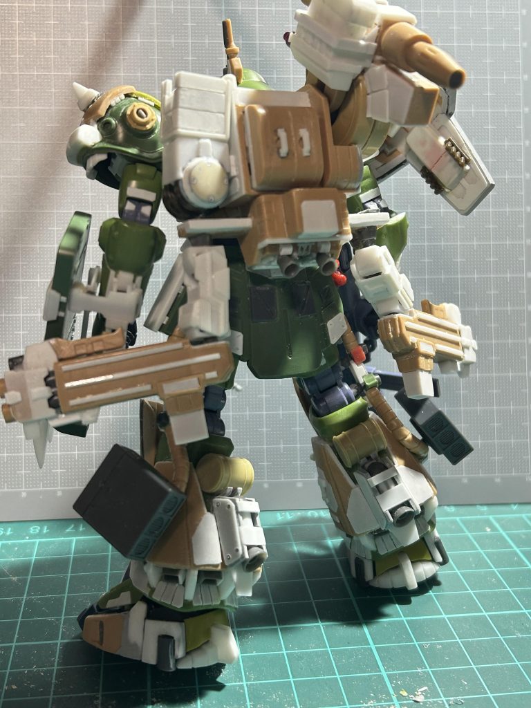 足はホバーイメージで大型化していますが、お陰で足首への干渉が大きくなってしまいました。