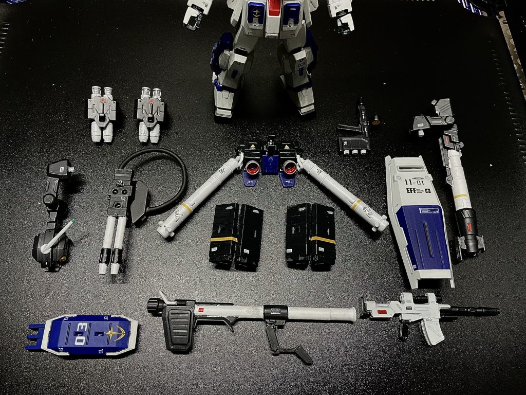 08小隊の陸戦ガンダムやブルー1号機をこの前に使っていたので、普通に作らず何かないかと探してきた結果、漫画版に『フルアームド』の設定があったので挑んでみたものです。