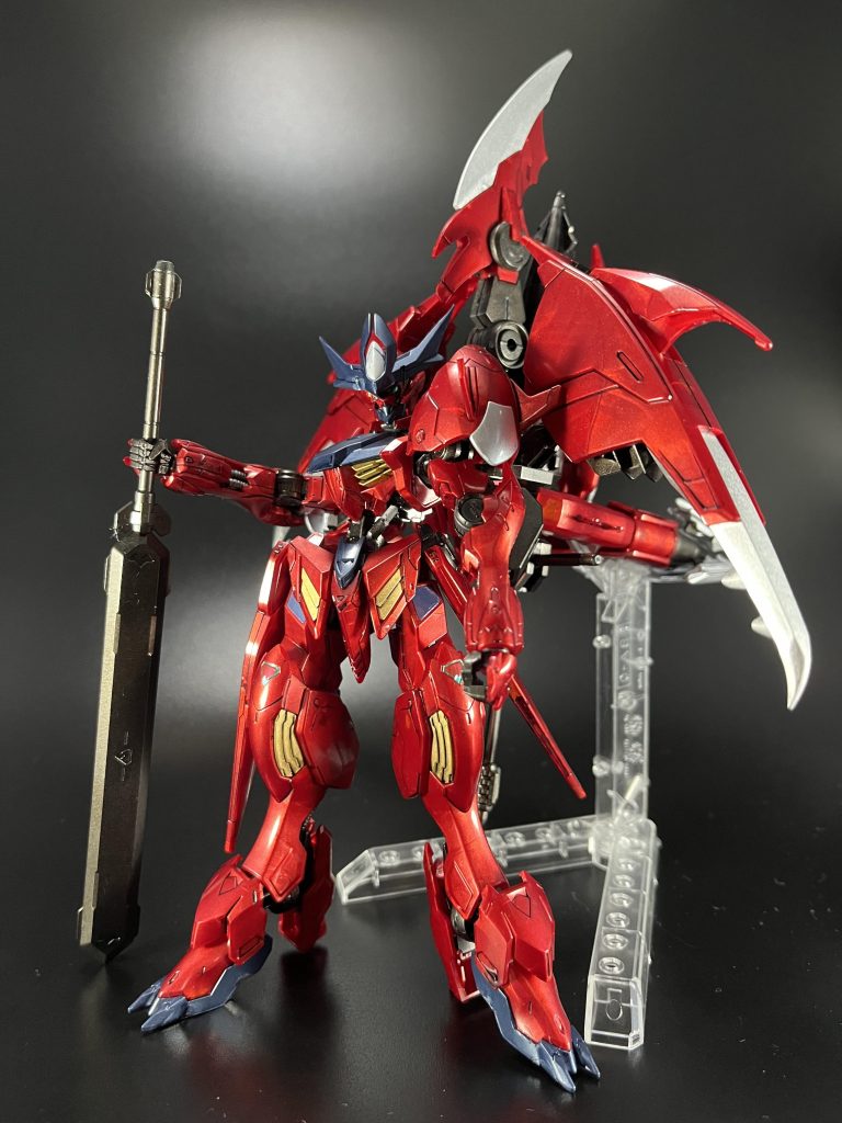 アメイジングアイアンブラッド装備最後は、オリジナルで、アイアンブラッドを背負わせて見ました。コレはコレでかっこいいです。いろいろな形態があって、かなり楽しめました。機会があれば、ぜひ組み立ててみてください。最後までご覧いただきありがとうございます。いつもイイネ下さる方々に感謝です。