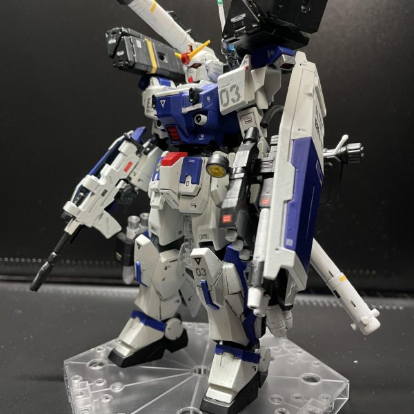 一年ほど前にブルーデスティニー3号機フルアームドを作成し、では2号機はどうしようか🤔と思っていた時に【ブルーデスティニー2号機改修型】を見つけて挑もうと思い、ちまちまパーツを集めては改修進めています。ただ、設定資料が探せずコミックの画像頼りにいじっており、まだまだかかりそうです。まず、イフリート改のヒートサーベルゲルググキャノンの3連ミサイルランチャー×2&nbsp;ショルダーアーマーの形状が見たことのない形になっており、1番近いと感じたディナイアルガンダムの肩と入れ替え。特に改造なしで付け替えられたので楽ちん改造。出っ張りは無くそうかと思っていましたが、ディテールとして良さげなので、クリアパーツあたりだけ削ってボリュームを落とそうと思います。ビームサーベルのマウント方法がバックパック二本差しのようなので上方のスラスターをサーベルラックに変更キットのサーベルは少し短めだったので、ケンプファーのサーベルを流用&nbsp;&nbsp;&nbsp;これからの改修予定頭部アンテナ上のセンサーに丸型センサー取り付け胸部の有線ミサイルを無くしエアーダクトに変更フロントスカートにエアーダクトを追加肩パーツにスライド機能追加メインスラスターの形状も違うようなので丸型から角型に変更サイドスカートにサーベルラックとアポジモーター追加とまだまだ課題が多いです。重たい課題は、脚部のサイドスラスターが漫画版では内蔵型では無く外付けという点バックパックの形状が違いすぎてさらに薄く見えるがバックショット少なくて詳細がわからない点ですね。アナザーコンにだせないものなので後回しになりそうです🤔（3枚目）