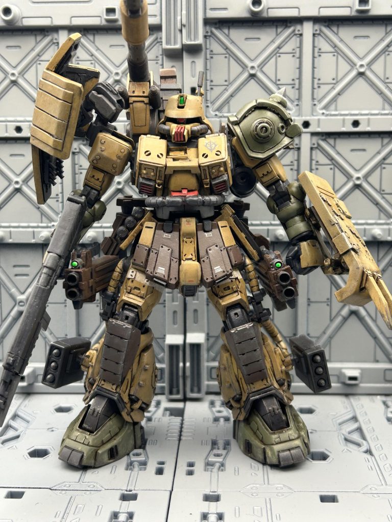 今回もできるだけザクキャノンやザク改から逸脱しないデザインを意識しました。武装ももりもりにしつつもキャノン以外はMMP80、ビックガン、3連装ミサイルポッドなど、通常のザク系統のものにしています。