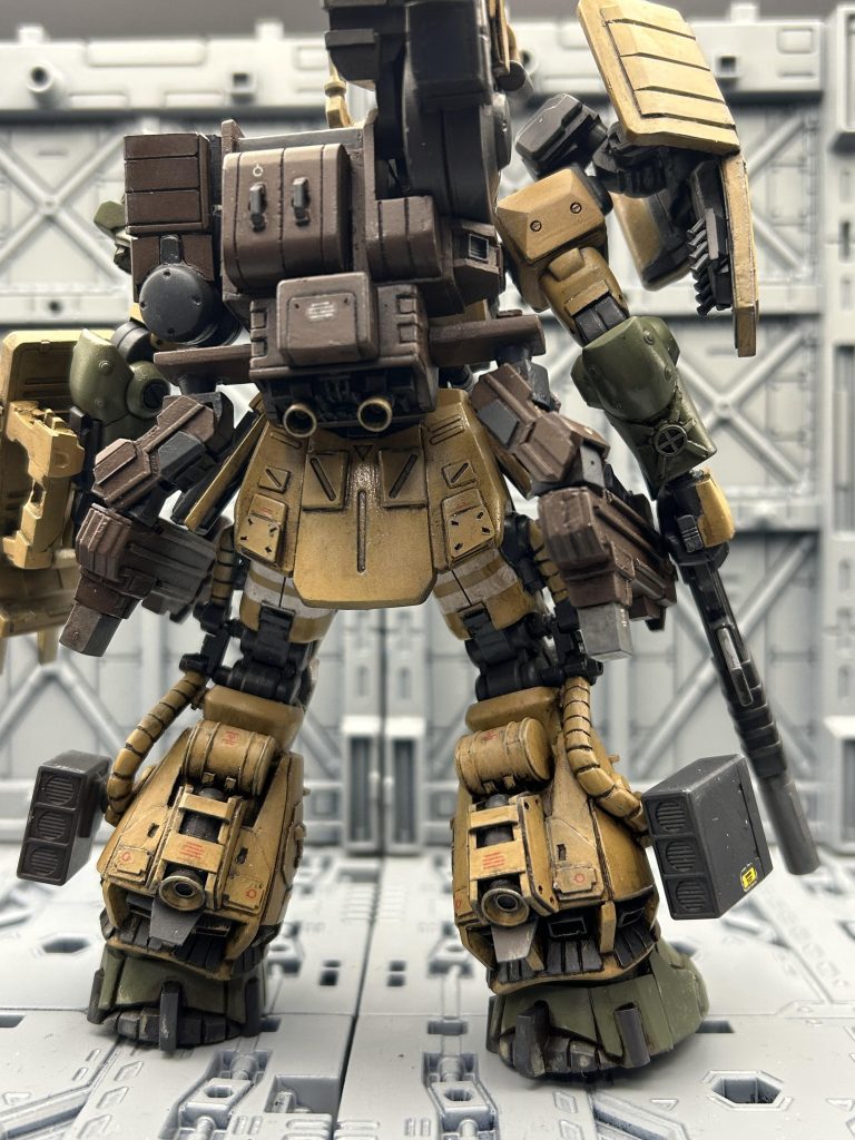 脚部構造も大分こだわりました。ザクキャノン系でありつつ、FZ型のホバー走行を地上でできそうなものにしたい、さらにドワッジとかに随伴するなら燃料タンクも追加がありそう。試行錯誤して大分好きな形になりました。動力パイプもレクイエムザクの構造を取り入れて側面に這わせる形にしました。